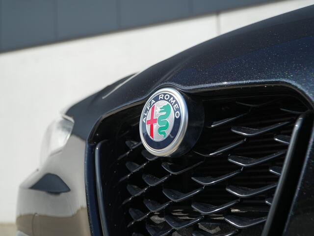 Alfa Romeo GIULIA 2.0 Turbo 280 PK Competizione Q4 AWD | Pano | Veloce | 19"