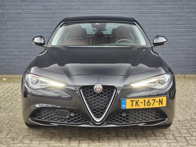 Alfa Romeo GIULIA 2.0T Super / VELOCE INT. / XENON / NAVI / TREKH.