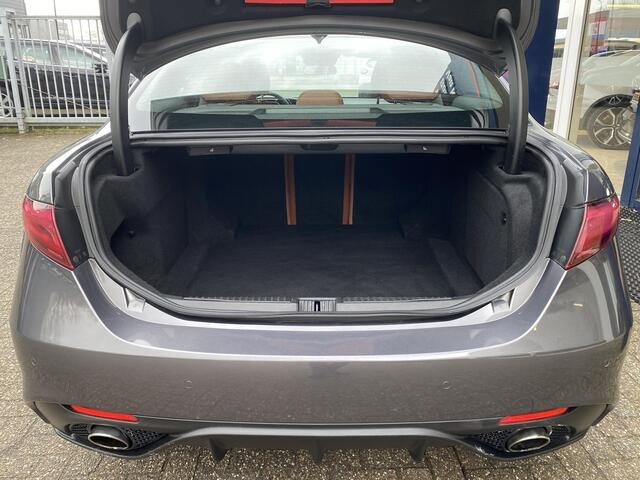 Alfa Romeo GIULIA 2.0 T AWD Veloce / Automaat / NL-Auto / 1e-Eigenaar / Vol-Leder / Stuur-/Stoelverwarming / Elektr.-Stoelen met Geheugen / Flippers / Cruise-Control / Climate-Control / DAB Radio-Bluetooth / Navi / PDC V+A / 18'' LMV / ENZ.
