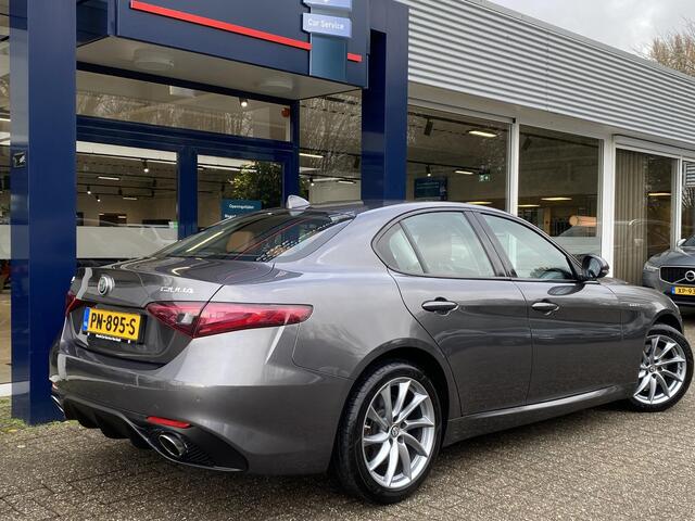 Alfa Romeo GIULIA 2.0 T AWD Veloce / Automaat / NL-Auto / 1e-Eigenaar / Vol-Leder / Stuur-/Stoelverwarming / Elektr.-Stoelen met Geheugen / Flippers / Cruise-Control / Climate-Control / DAB Radio-Bluetooth / Navi / PDC V+A / 18'' LMV / ENZ.