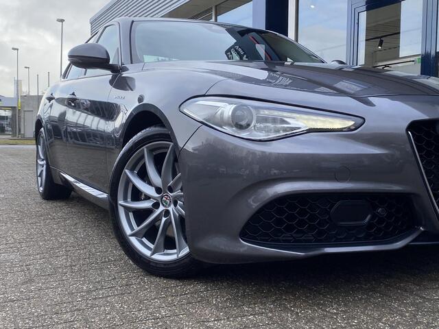 Alfa Romeo GIULIA 2.0 T AWD Veloce / Automaat / NL-Auto / 1e-Eigenaar / Vol-Leder / Stuur-/Stoelverwarming / Elektr.-Stoelen met Geheugen / Flippers / Cruise-Control / Climate-Control / DAB Radio-Bluetooth / Navi / PDC V+A / 18'' LMV / ENZ.