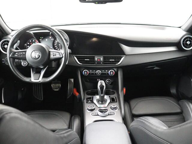 Alfa Romeo GIULIA 2.0T Sprint | Leder | Adaptive cruise | Stoel & stuurverwarming | Trekhaak | Camera | Sportstoelen | Keyless | Carplay | Bi-Xenon | Climate control | Navigatie