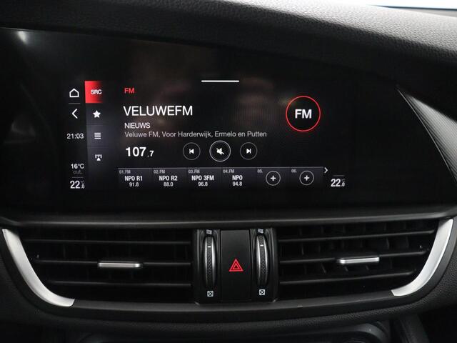 Alfa Romeo GIULIA 2.0T Sprint | Leder | Adaptive cruise | Stoel & stuurverwarming | Trekhaak | Camera | Sportstoelen | Keyless | Carplay | Bi-Xenon | Climate control | Navigatie
