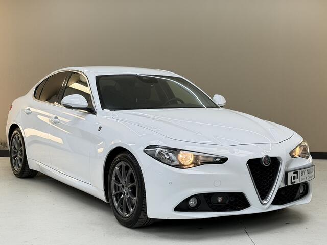 Alfa Romeo GIULIA 2.2 Eco Business Super, 136Pk, 2017, Liefhebbersauto, Squadra tuning, Trekhaak, Cruise control, All season banden, Automatische verlichting,