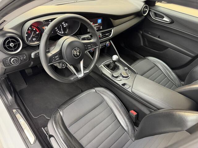 Alfa Romeo GIULIA 2.2 Eco Business Super, 136Pk, 2017, Liefhebbersauto, Squadra tuning, Trekhaak, Cruise control, All season banden, Automatische verlichting,