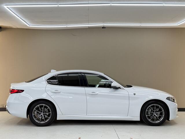 Alfa Romeo GIULIA 2.2 Eco Business Super, 136Pk, 2017, Liefhebbersauto, Squadra tuning, Trekhaak, Cruise control, All season banden, Automatische verlichting,