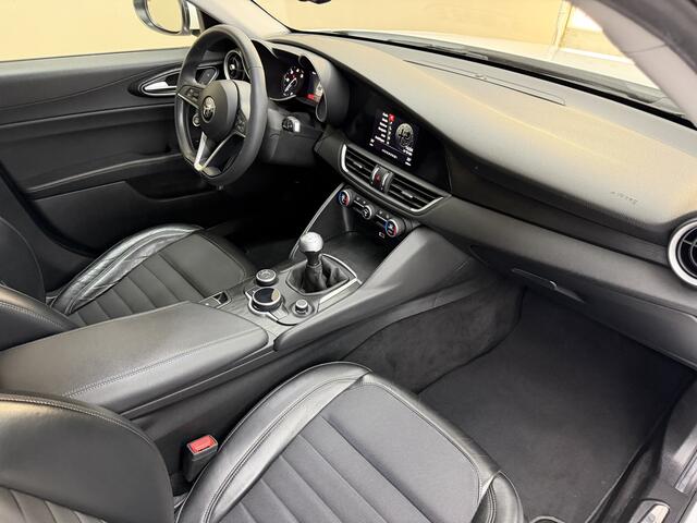 Alfa Romeo GIULIA 2.2 Eco Business Super, 136Pk, 2017, Liefhebbersauto, Squadra tuning, Trekhaak, Cruise control, All season banden, Automatische verlichting,