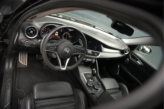 Alfa Romeo GIULIA 2.0 T AWD Veloce Q4 | Harman Kardon | Stuurverwarming | Stoelverwarming | Memory Seat | Keyless | Adaptive Cruise Control | Camera | Navigatie | DNA | Leer | QV Velgen | Elektrische Stoelen | Dodehoek Detectie |