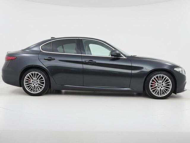 Alfa Romeo GIULIA 2.0T Super | 310pk | 1e eigenaar | Clima | Cruise | Multimedia/Navi | Leder | Stoel/-Stuurverwarming | PDC + Camera |