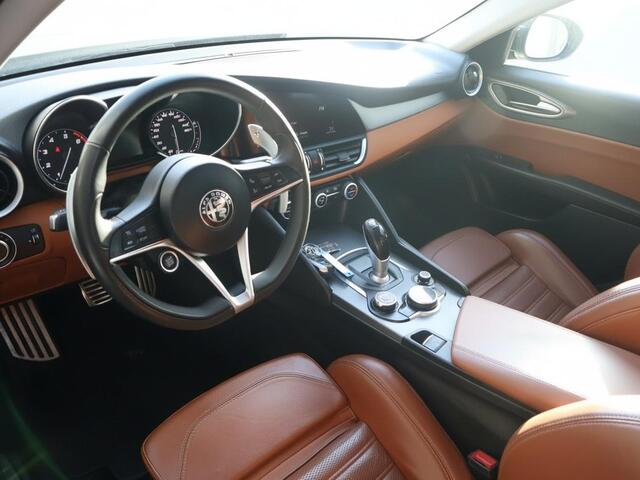 Alfa Romeo GIULIA 2.0T Super | 310pk | 1e eigenaar | Clima | Cruise | Multimedia/Navi | Leder | Stoel/-Stuurverwarming | PDC + Camera |