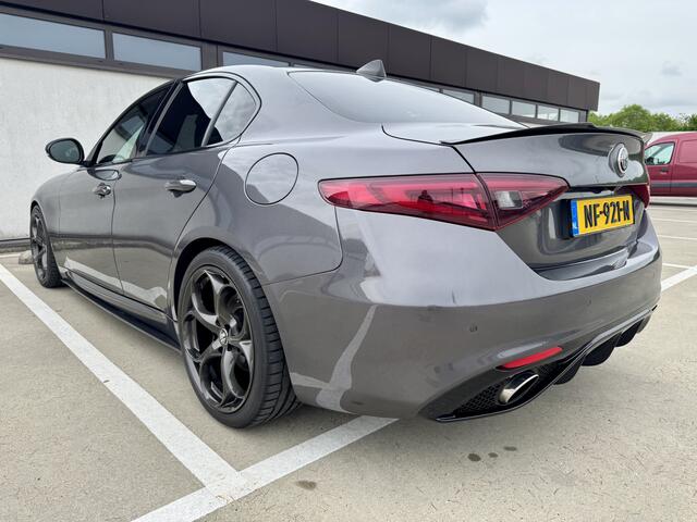 Alfa Romeo GIULIA 2.0T Super Veloce Tuning 310PK | Full Carbon | Leer | Appel-Android | 19" Breedset || Schakelflippers | Xenon |