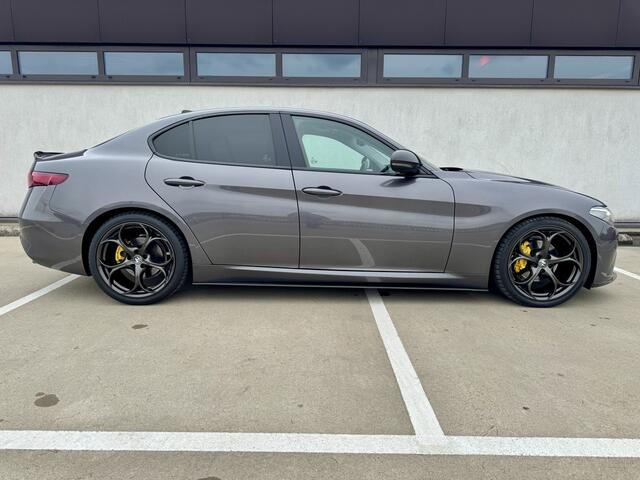 Alfa Romeo GIULIA 2.0T Super Veloce Tuning 310PK | Full Carbon | Leer | Appel-Android | 19" Breedset || Schakelflippers | Xenon |