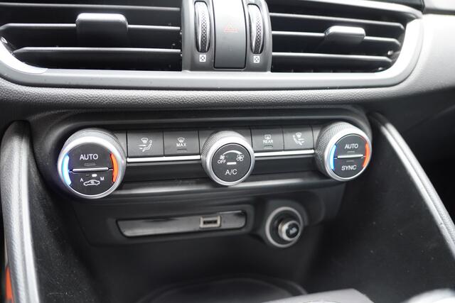Alfa Romeo GIULIA 2.2 Sprint / BTW / Trekhaak / 18'Inch / Adaptieve Cruise / Carplay / Camera /