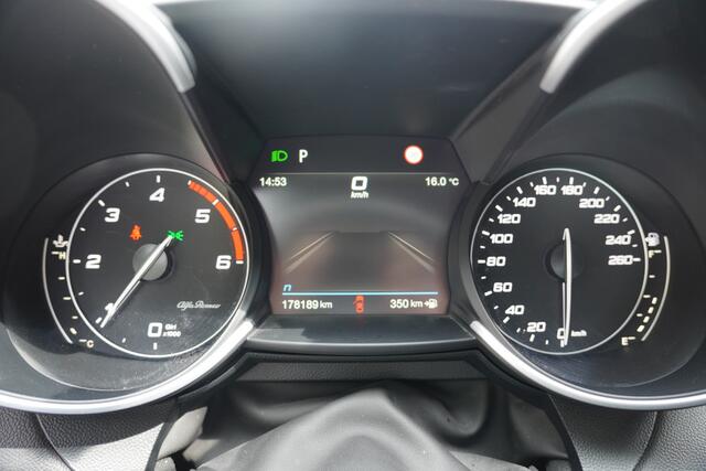 Alfa Romeo GIULIA 2.2 Sprint / BTW / Trekhaak / 18'Inch / Adaptieve Cruise / Carplay / Camera /