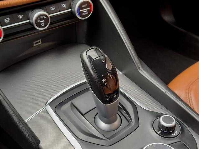 Alfa Romeo GIULIA 2.2 SUPER 180PK AUT8 LEDER NAVI AIRCO LED LMV PDC