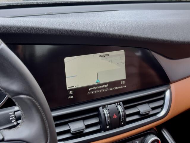 Alfa Romeo GIULIA 2.2 SUPER 180PK AUT8 LEDER NAVI AIRCO LED LMV PDC