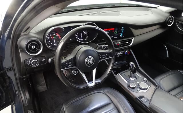 Alfa Romeo GIULIA 2.0T Super: |200 pk|Volledig dealer onderhouden|Origineel NL auto|Automaat|Achteruitrijcamera