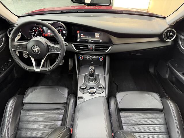 Alfa Romeo GIULIA 2.0 T AWD Veloce, 280Pk, 2017, 1ste eigenaar, Dealer onderhouden, Panoramadak, Sport interieur, 19" Breedset, Climate control, Cruise control, Parkeersensoren, Camera,