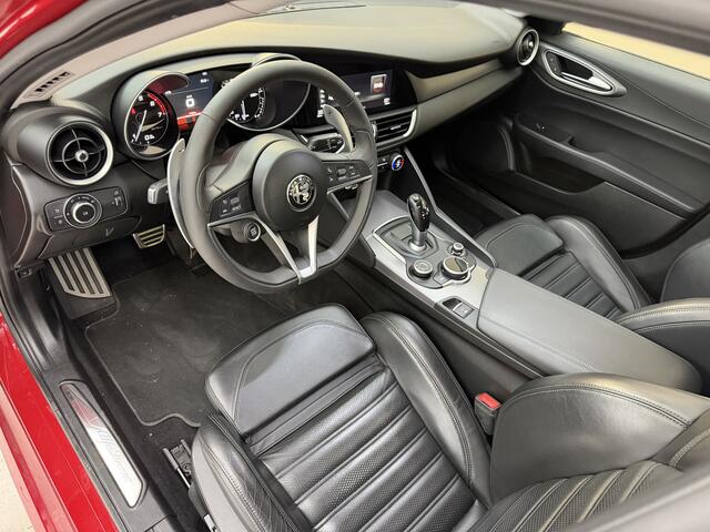 Alfa Romeo GIULIA 2.0 T AWD Veloce, 280Pk, 2017, 1ste eigenaar, Dealer onderhouden, Panoramadak, Sport interieur, 19" Breedset, Climate control, Cruise control, Parkeersensoren, Camera,