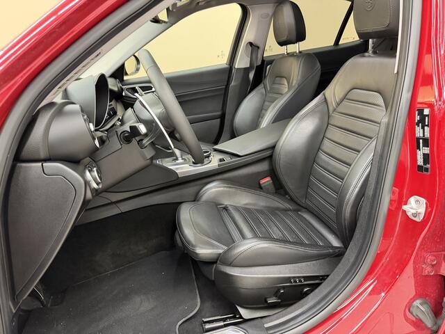 Alfa Romeo GIULIA 2.0 T AWD Veloce, 280Pk, 2017, 1ste eigenaar, Dealer onderhouden, Panoramadak, Sport interieur, 19" Breedset, Climate control, Cruise control, Parkeersensoren, Camera,