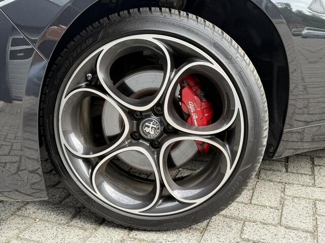 Alfa Romeo GIULIA 2.0 T GME AWD Veloce | 19" Velgen | Camera | Navigatie | Stoelverwarming | Apple Carplay/Android Auto | Leder