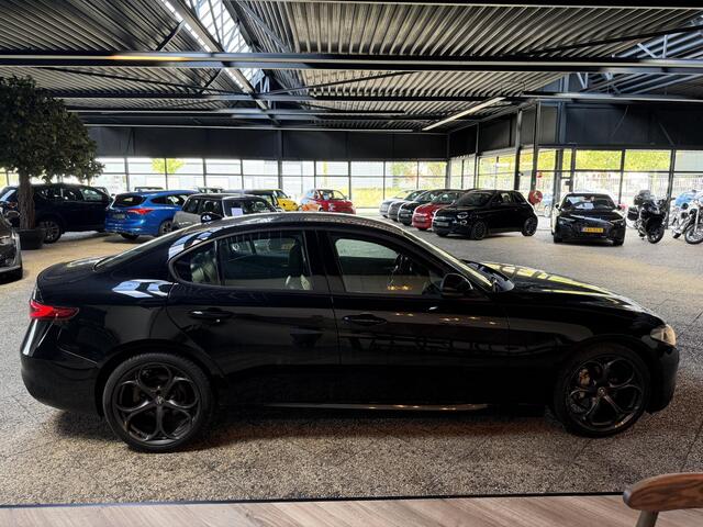 Alfa Romeo GIULIA 2.0T Business | 91.000KM | Navi | Nieuwe Service & APK | Geen Afleverkosten |