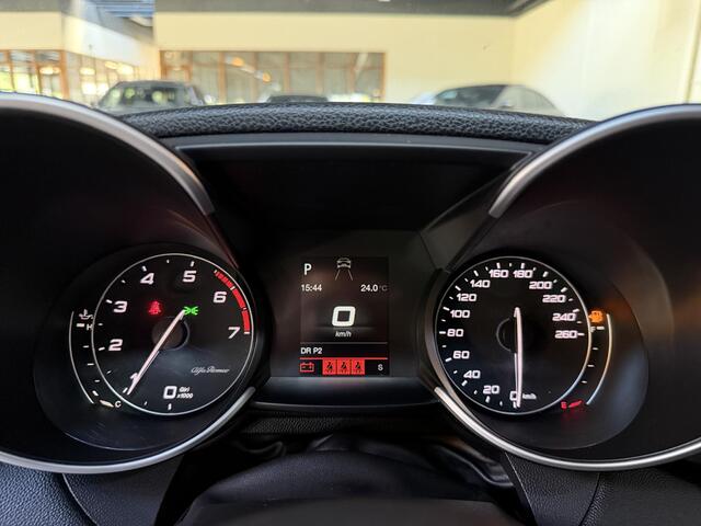 Alfa Romeo GIULIA 2.0T Business | 91.000KM | Navi | Nieuwe Service & APK | Geen Afleverkosten |