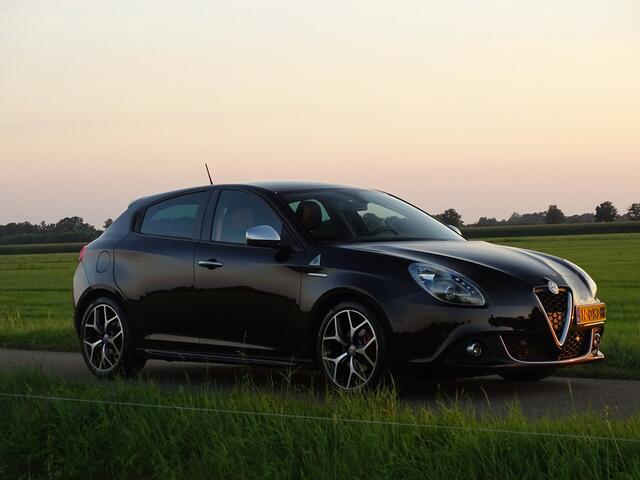 Alfa Romeo GIULIETTA 1.4 Turbo Sport | Carplay | Camera | Xenon | Elek.st. | Leer | 18inch | 150PK!Squadra