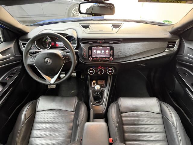 Alfa Romeo GIULIETTA 1.4 Turbo Super, 120Pk, 2018, 2de eigenaar, Volledig leder, Memory stoelen, Navigatie, Xenon koplampen, Stoelverwarming, Climate control, Stuurbediening,