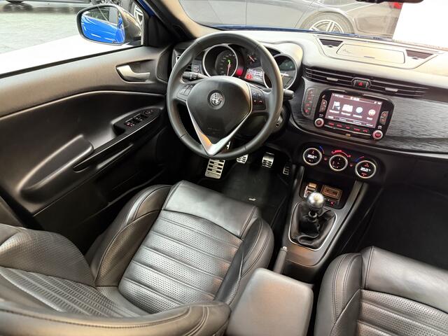 Alfa Romeo GIULIETTA 1.4 Turbo Super, 120Pk, 2018, 2de eigenaar, Volledig leder, Memory stoelen, Navigatie, Xenon koplampen, Stoelverwarming, Climate control, Stuurbediening,