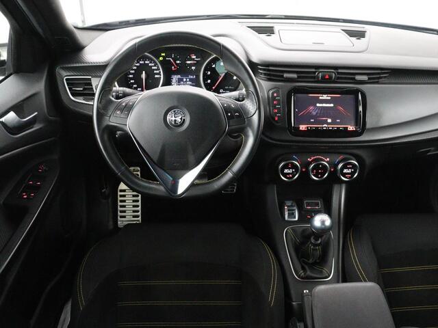 Alfa Romeo GIULIETTA 1.4 Turbo Sport | Gele accenten | Carplay | Park assist | Climate control | Cruise control | Carbon interieur | Full LED