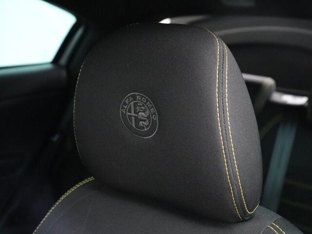 Alfa Romeo GIULIETTA 1.4 Turbo Sport | Gele accenten | Carplay | Park assist | Climate control | Cruise control | Carbon interieur | Full LED