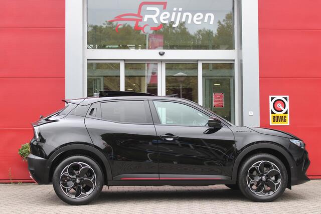 Alfa Romeo Junior 1.2 Turbo 136PK IBRIDA SPECIALE | NIEUWE AUTO! | PANORAMISCH SCHUIF/KANTEL DAK | SPORT PACK: SABELT SPORT STOELEN/ALCANTARA STUURWIEL | TECHNO PACK: LED MATRIX KOPLAMPEN/DRAADLOZE TELEFOONLADER/ACHTERUITRIJ CAMERA | VERWARMBARE VOORRUIT | 18" LICHTMETALEN