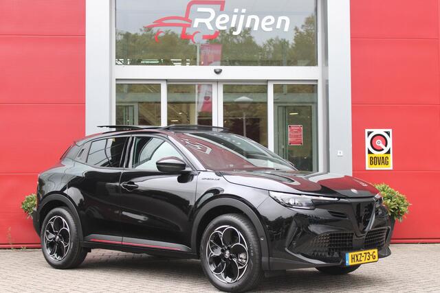 Alfa Romeo Junior 1.2 Turbo 136PK IBRIDA SPECIALE | NIEUWE AUTO! | PANORAMISCH SCHUIF/KANTEL DAK | SPORT PACK: SABELT SPORT STOELEN/ALCANTARA STUURWIEL | TECHNO PACK: LED MATRIX KOPLAMPEN/DRAADLOZE TELEFOONLADER/ACHTERUITRIJ CAMERA | VERWARMBARE VOORRUIT | 18" LICHTMETALEN