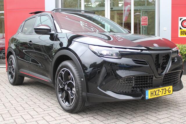 Alfa Romeo Junior 1.2 Turbo 136PK IBRIDA SPECIALE | NIEUWE AUTO! | PANORAMISCH SCHUIF/KANTEL DAK | SPORT PACK: SABELT SPORT STOELEN/ALCANTARA STUURWIEL | TECHNO PACK: LED MATRIX KOPLAMPEN/DRAADLOZE TELEFOONLADER/ACHTERUITRIJ CAMERA | VERWARMBARE VOORRUIT | 18" LICHTMETALEN