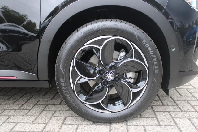 Alfa Romeo Junior 1.2 Turbo 136PK IBRIDA SPECIALE | NIEUWE AUTO! | PANORAMISCH SCHUIF/KANTEL DAK | SPORT PACK: SABELT SPORT STOELEN/ALCANTARA STUURWIEL | TECHNO PACK: LED MATRIX KOPLAMPEN/DRAADLOZE TELEFOONLADER/ACHTERUITRIJ CAMERA | VERWARMBARE VOORRUIT | 18" LICHTMETALEN