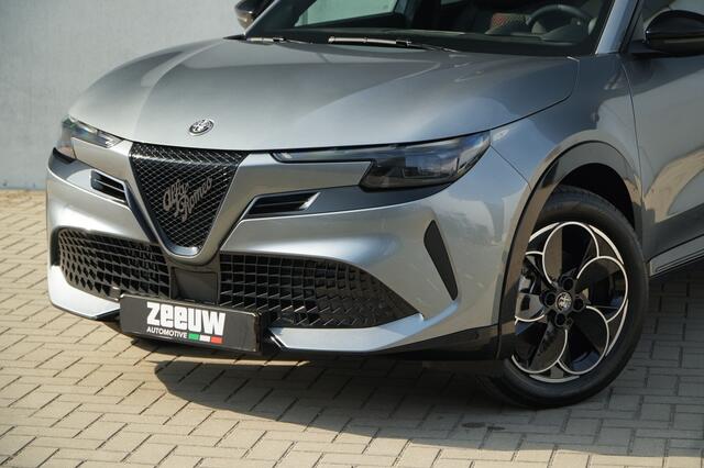 Alfa Romeo Junior 1.2 Turbo 136 PK Ibrida | Pano Dak | Navi | Carplay | 18"