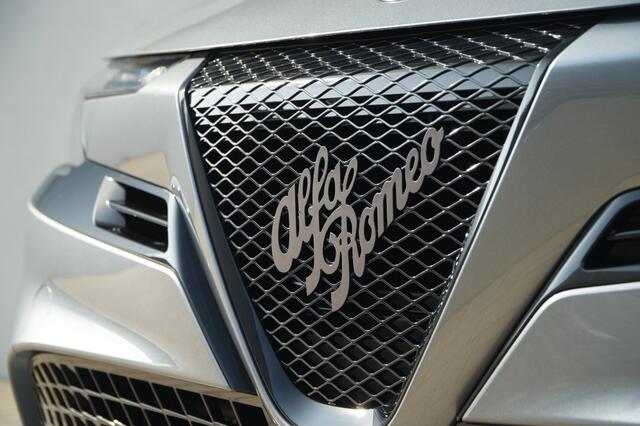 Alfa Romeo Junior 1.2 Turbo 136 PK Ibrida | Pano Dak | Navi | Carplay | 18"