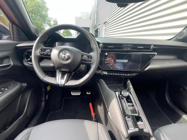 Alfa Romeo Junior Elettrica Speciale 54 kWh 156PK Schuif / Kanteldak | Keyless | Techno Pakket | Apple Carplay