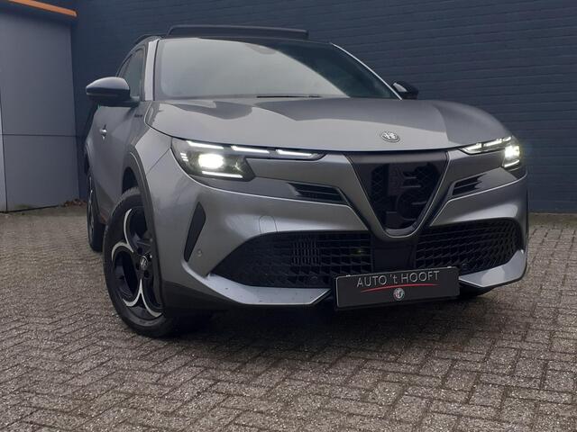 Alfa Romeo Junior 1.2 Turbo 145PK Hybrid Ibrida Speciale Panorama-Schuifdak/Sabelt-Sportstoelen/Leder