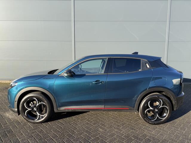 Alfa Romeo Junior 1.2 Turbo Hybrid Ibrida Sport Speciale (Elektrische Klep - LED - Keyless Entry - Parkeersensoren V+A - Stoelverwarming - Adaptieve Cruise Controle - Camera - 18")