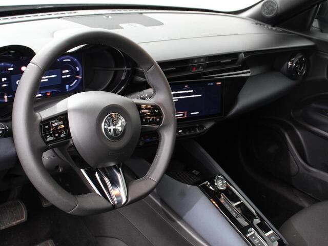 Alfa Romeo Junior Elettrica Automaat 156PK Adaptieve Cruise Control LMV 18 inch Full Led Matrix Parkeer senoren Navigatie Apple Carplay / Android auto Climate Control