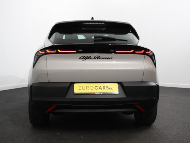 Alfa Romeo Junior Elettrica Automaat 156PK Adaptieve Cruise Control LMV 18 inch Full Led Matrix Parkeer senoren Navigatie Apple Carplay / Android auto Climate Control