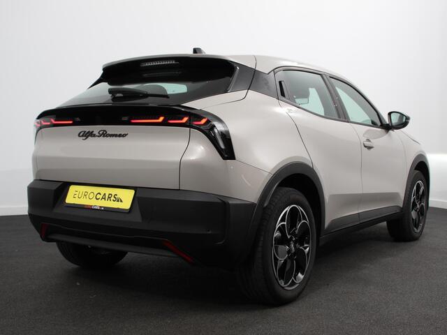 Alfa Romeo Junior Elettrica Automaat 156PK Adaptieve Cruise Control LMV 18 inch Full Led Matrix Parkeer senoren Navigatie Apple Carplay / Android auto Climate Control