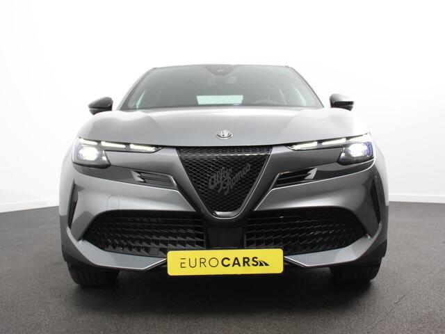 Alfa Romeo Junior Elettrica Automaat 156PK Adaptieve Cruise Control LMV 18 inch Full Led Matrix Parkeer sensoren Navigatie Apple Carplay / Android auto Climate Control