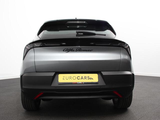 Alfa Romeo Junior Elettrica Automaat 156PK Adaptieve Cruise Control LMV 18 inch Full Led Matrix Parkeer sensoren Navigatie Apple Carplay / Android auto Climate Control