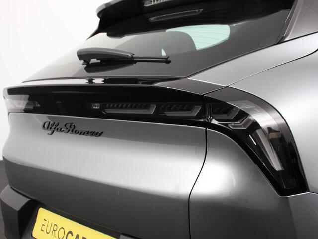 Alfa Romeo Junior Elettrica Automaat 156PK Adaptieve Cruise Control LMV 18 inch Full Led Matrix Parkeer sensoren Navigatie Apple Carplay / Android auto Climate Control