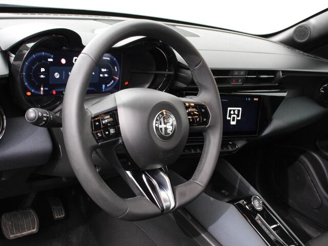 Alfa Romeo Junior Elettrica Automaat 156PK Adaptieve Cruise Control LMV 18 inch Full Led Matrix Parkeer sensoren Navigatie Apple Carplay / Android auto Climate Control