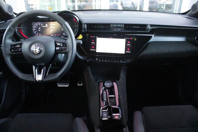 Alfa Romeo Junior Elettrica VELOCE 280PK 54 kWh | SPORT PACK (SABELT SPORTSTOELEN ELEKTRISCH BEDIENBAAR OP DE BESTUURDERSSTOEL/STOEL VERWARMING/ALUMINIUM INSTAPLIJSTEN EN PEDALEN/PERFROMANCE STUURWIEL MET ALCANTARA/PERFORMANCE BODYKIT "PROGRESSO"/AMBIENT LIGHT/GETINTE ACHE