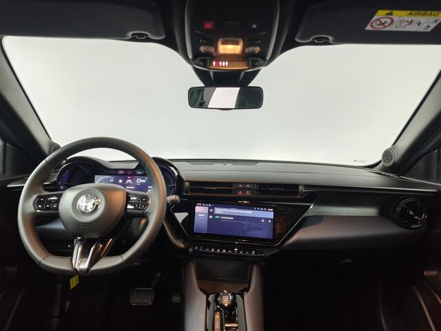 Alfa Romeo Junior Elettrica 54 kWh | Warmtepomp | SoH 97,1% | Parkeersensor | AppleCarplay AndroidAuto Navigatie | Adaptieve cruise |